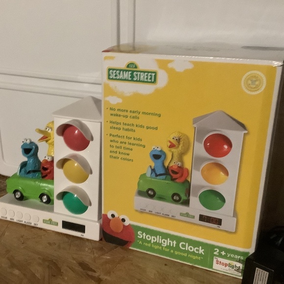 Sesame Street Stoplight Sleep Enhancing Alarm Clock for Kids (Elmo & Friends) - Picture 5 of 7